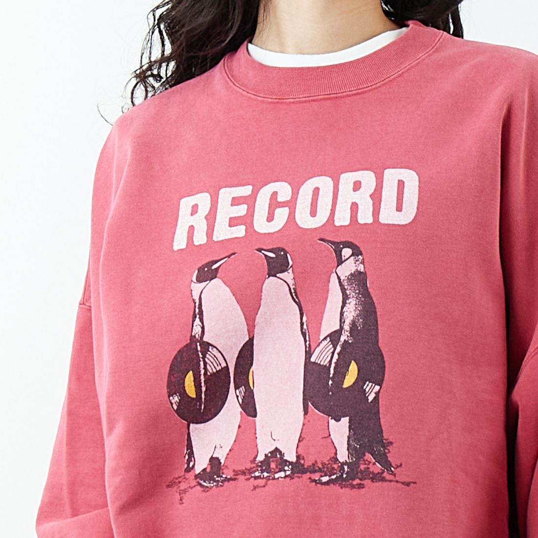 REMI RELIEF [レミレリーフ] 別注 SP加工 ダメージクルーネックスウェット [RN29373275-JF] RED &&モデル身長：162cm 着用サイズ：M&&