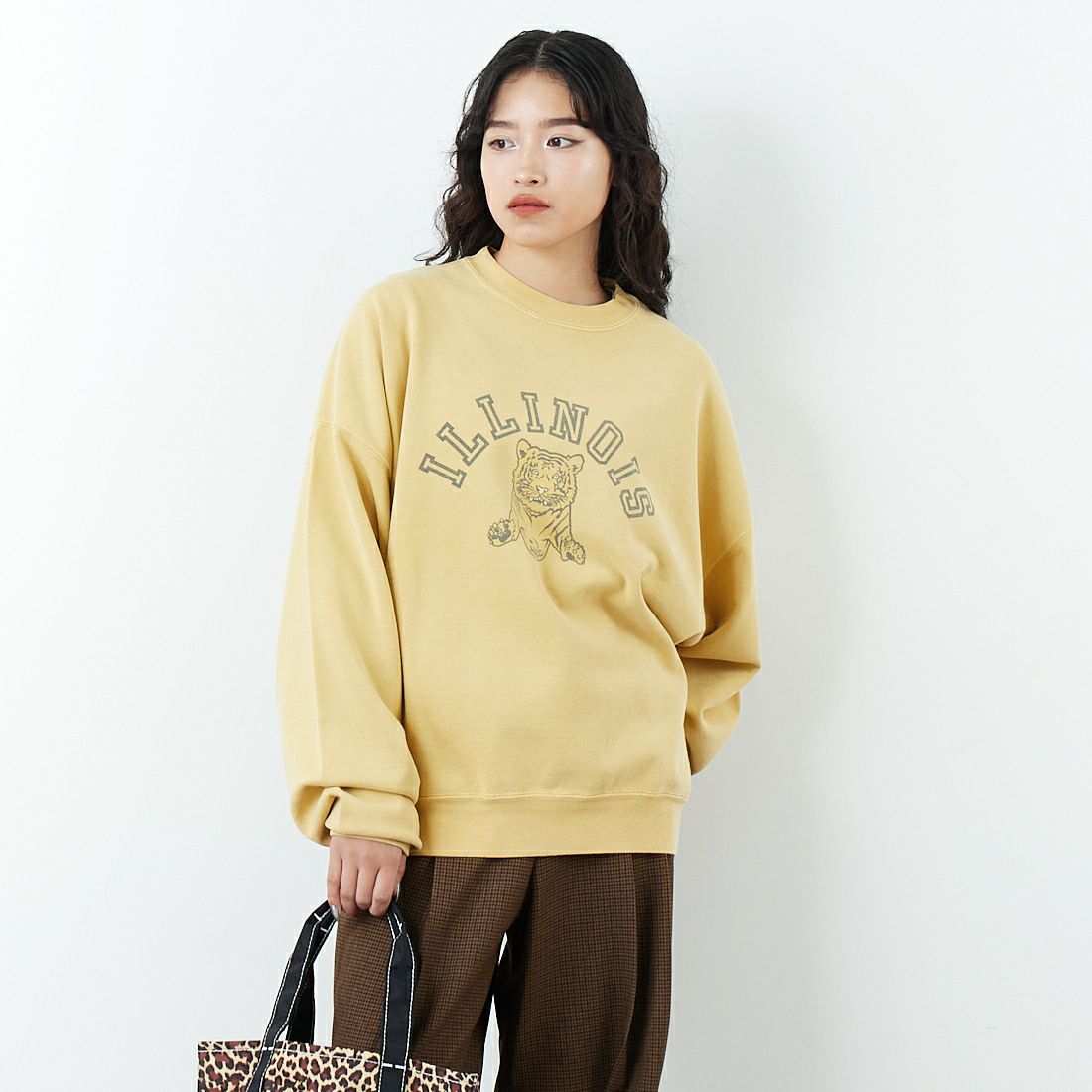 REMI RELIEF [レミレリーフ] 別注 SP加工 ダメージクルーネックスウェット [RN29373276-JF] MUSTARD &&モデル身長：162cm 着用サイズ：M&&