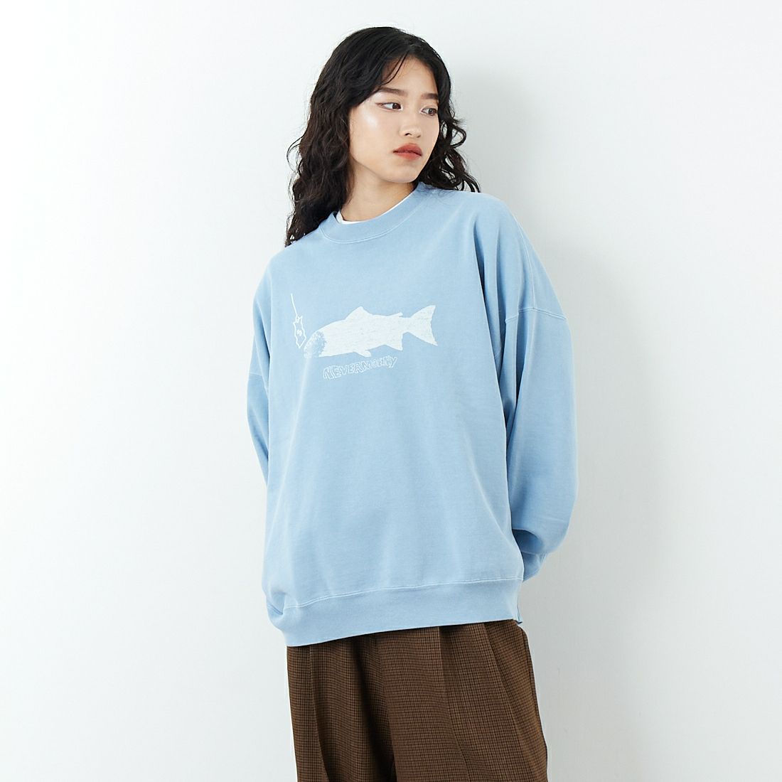 REMI RELIEF [レミレリーフ] 別注 SP加工 ダメージクルーネックスウェット [RN29373277-JF] SAX &&モデル身長：162cm 着用サイズ：M&&