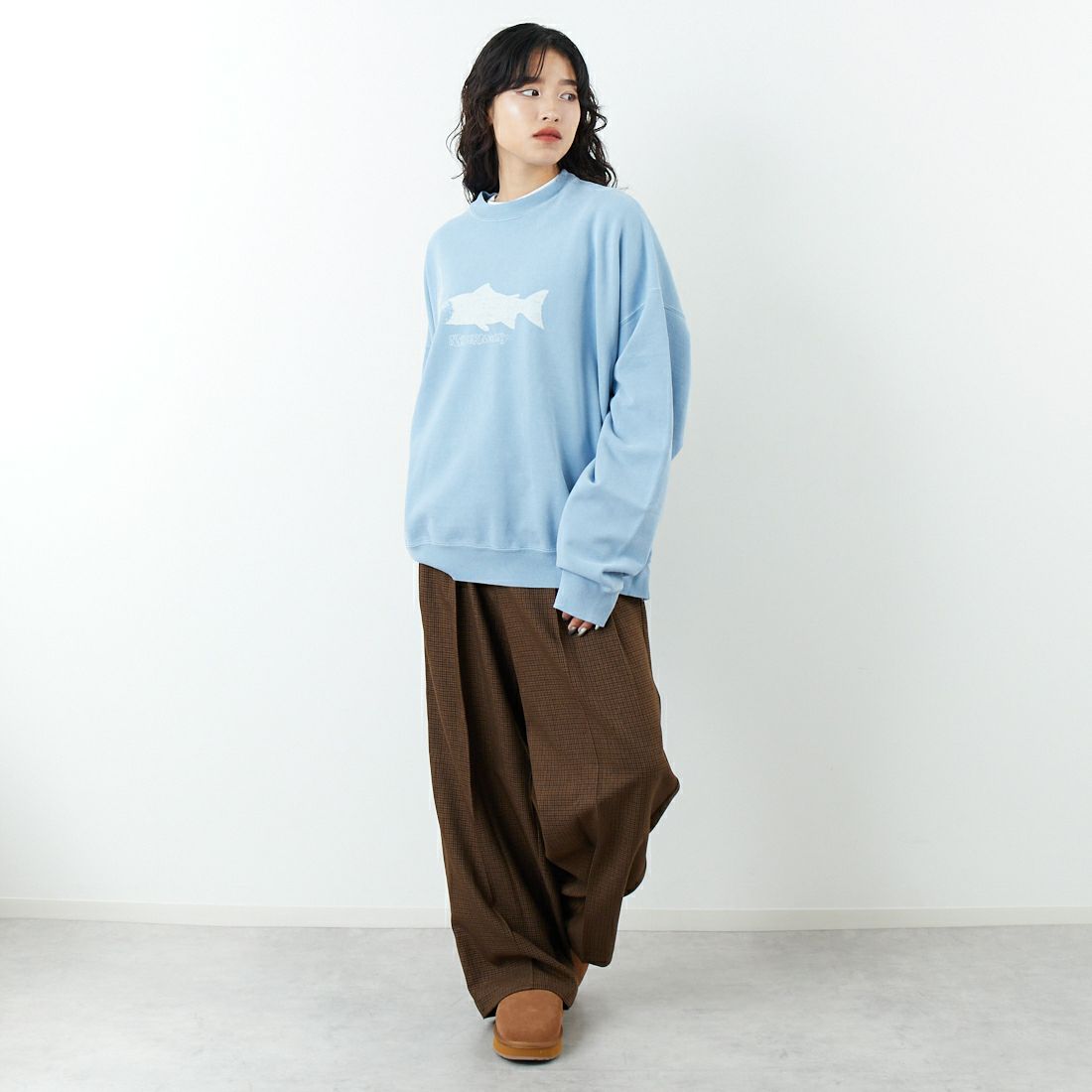 REMI RELIEF [レミレリーフ] 別注 SP加工 ダメージクルーネックスウェット [RN29373277-JF] SAX &&モデル身長：162cm 着用サイズ：M&&