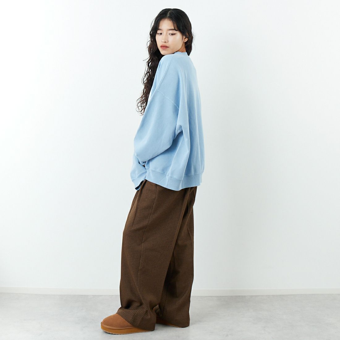 REMI RELIEF [レミレリーフ] 別注 SP加工 ダメージクルーネックスウェット [RN29373277-JF] SAX &&モデル身長：162cm 着用サイズ：M&&