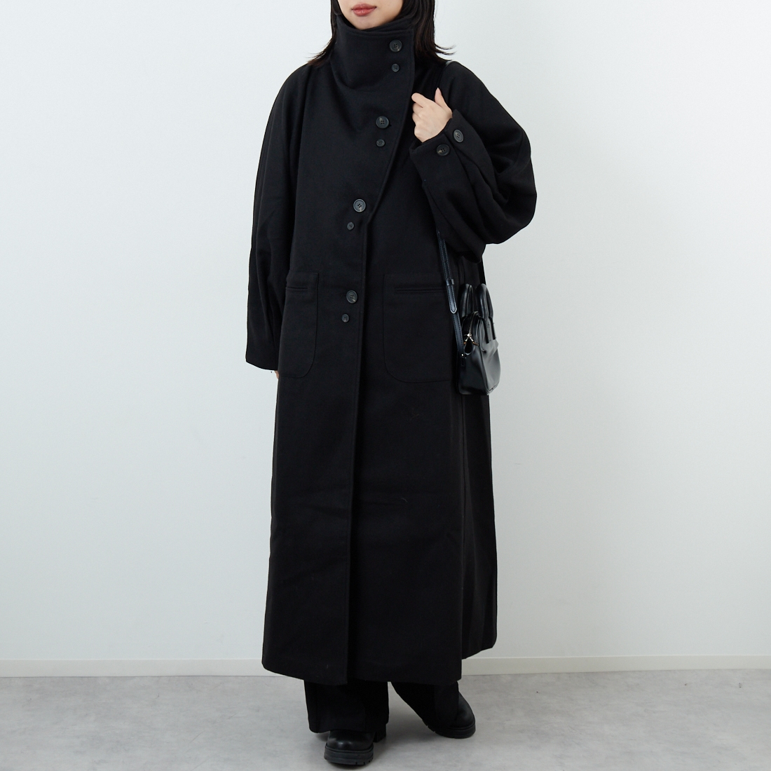 WILLFULLY [ウィルフリー] ラグランボリュームスリーブオーバーコート [2522-OU-19] BLACK &&モデル身長：162cm 着用サイズ：F&&