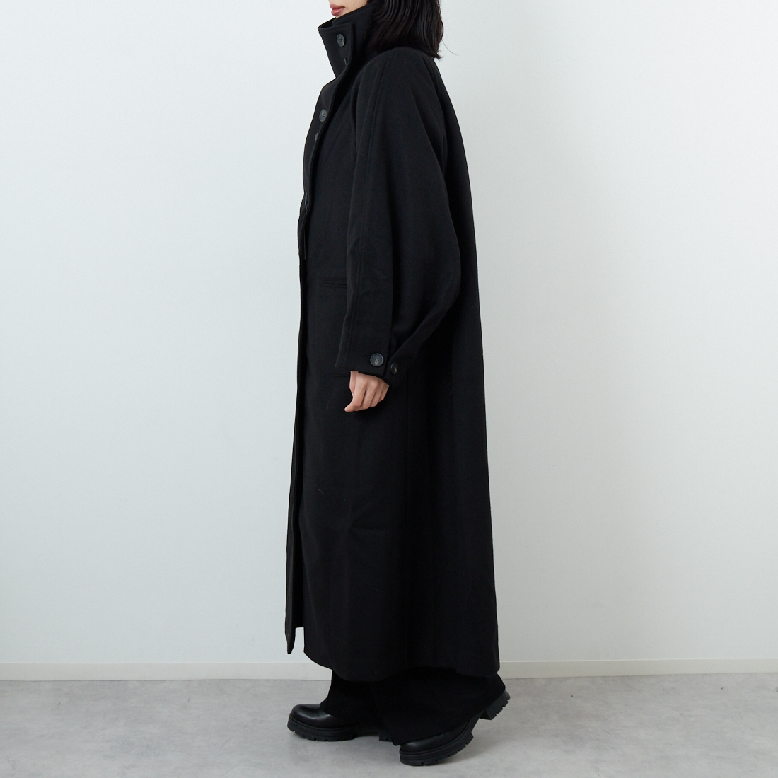 WILLFULLY [ウィルフリー] ラグランボリュームスリーブオーバーコート [2522-OU-19] BLACK &&モデル身長：162cm 着用サイズ：F&&