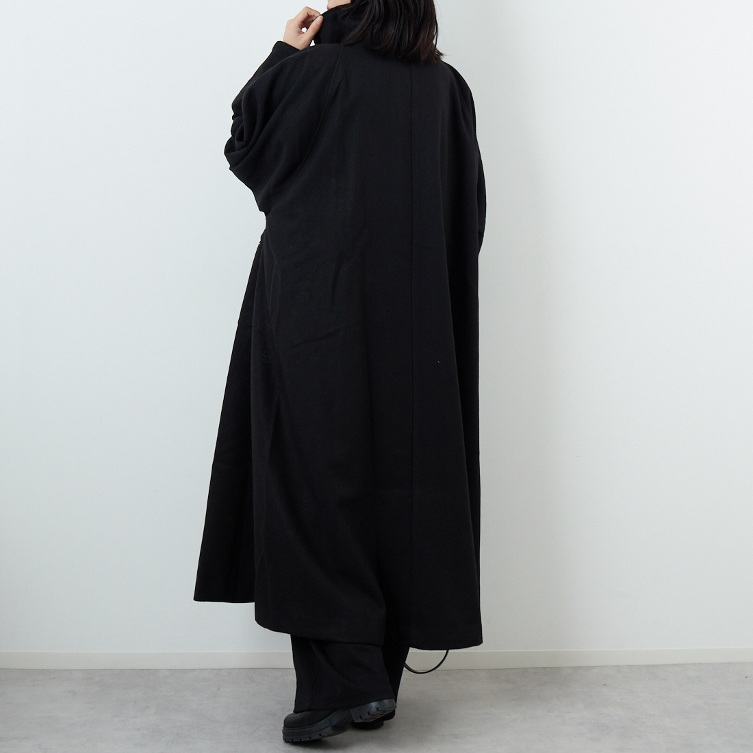WILLFULLY [ウィルフリー] ラグランボリュームスリーブオーバーコート [2522-OU-19] BLACK &&モデル身長：162cm 着用サイズ：F&&