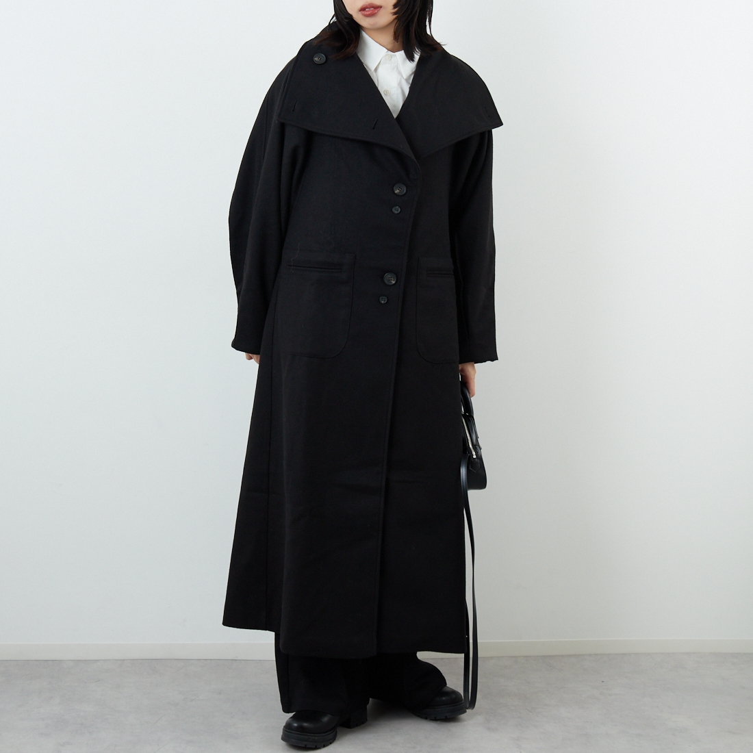 WILLFULLY [ウィルフリー] ラグランボリュームスリーブオーバーコート [2522-OU-19] BLACK &&モデル身長：162cm 着用サイズ：F&&
