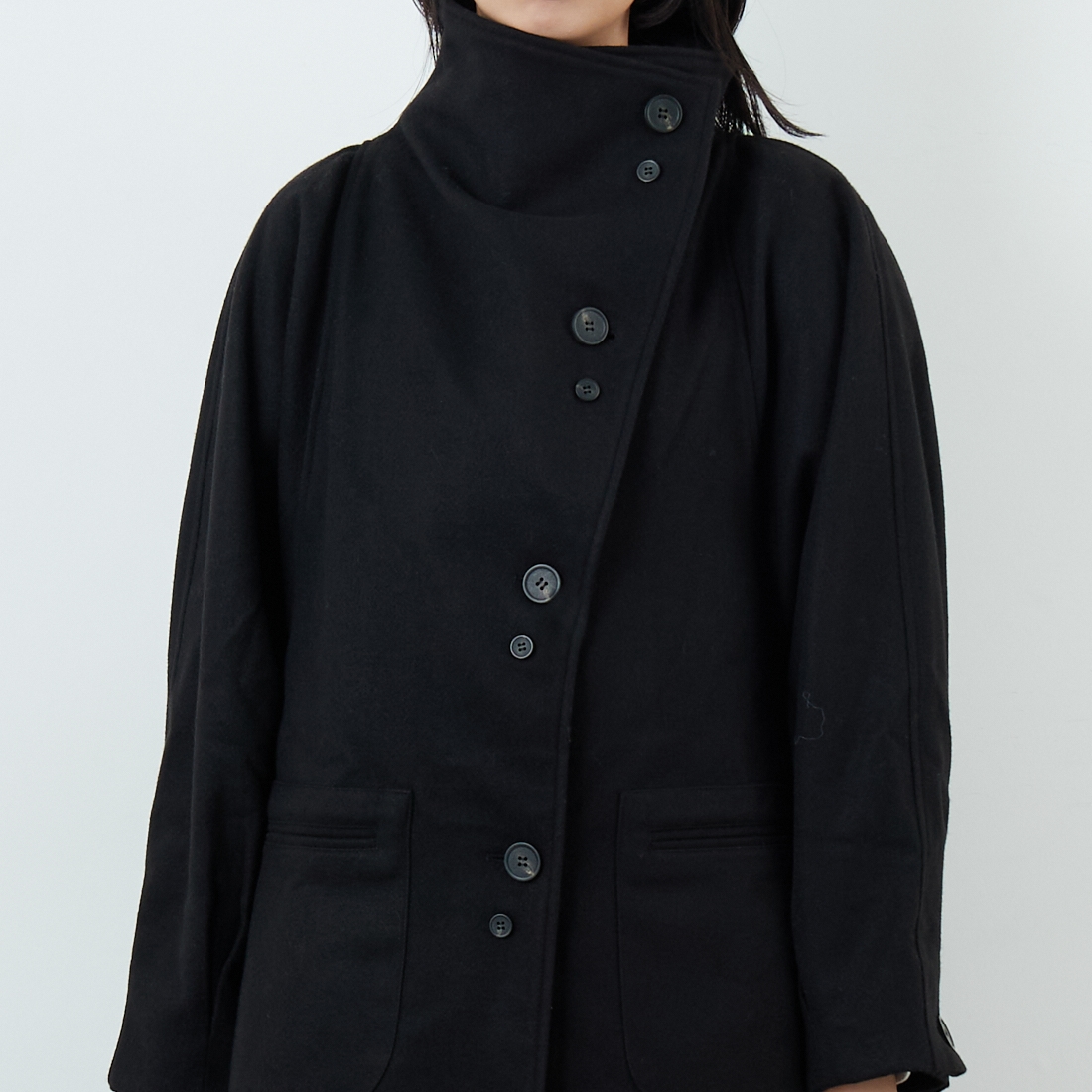 WILLFULLY [ウィルフリー] ラグランボリュームスリーブオーバーコート [2522-OU-19] BLACK &&モデル身長：162cm 着用サイズ：F&&