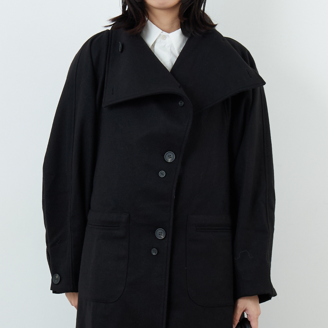 WILLFULLY [ウィルフリー] ラグランボリュームスリーブオーバーコート [2522-OU-19] BLACK &&モデル身長：162cm 着用サイズ：F&&