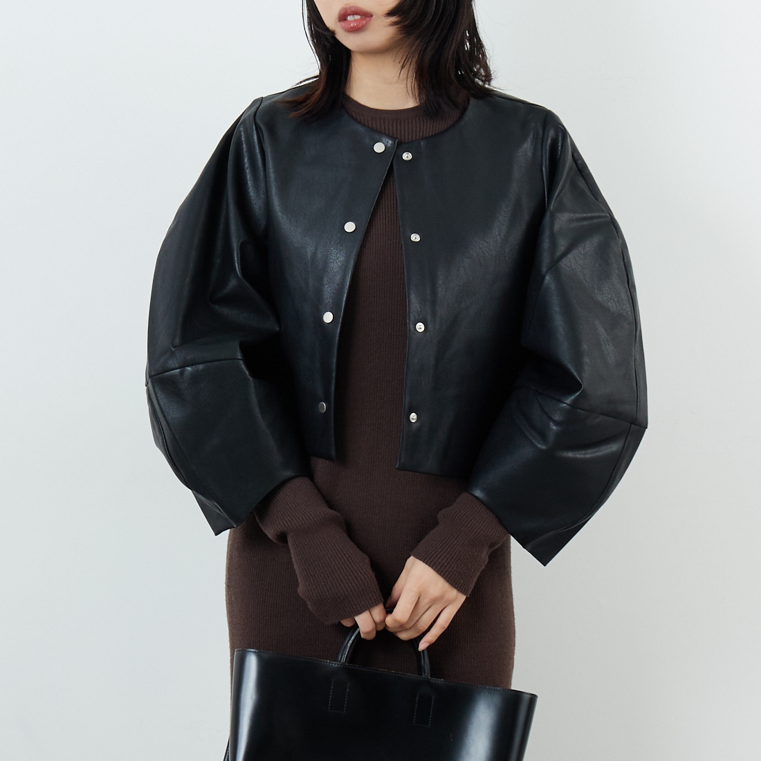 WILLFULLY [ウィルフリー] 2WAYボリュームスリーブ シンセティックレザーショートジャケット [2522-OU-16] BLACK &&モデル身長：162cm 着用サイズ：F&&