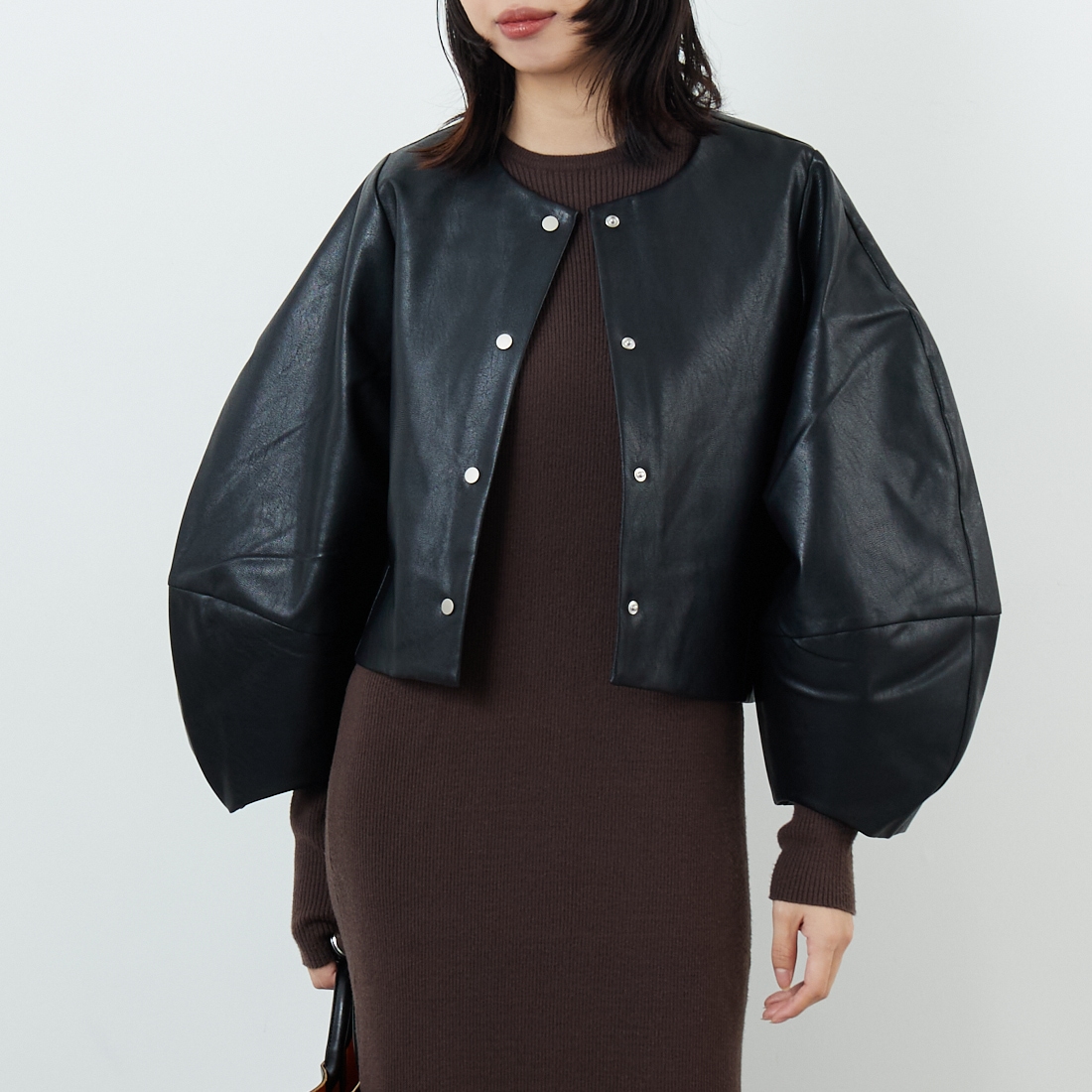 WILLFULLY [ウィルフリー] 2WAYボリュームスリーブ シンセティックレザーショートジャケット [2522-OU-16] BLACK &&モデル身長：162cm 着用サイズ：F&&