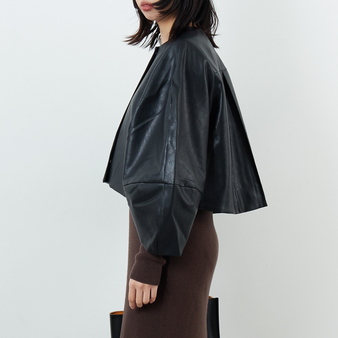 WILLFULLY [ウィルフリー] 2WAYボリュームスリーブ シンセティックレザーショートジャケット [2522-OU-16] BLACK &&モデル身長：162cm 着用サイズ：F&&