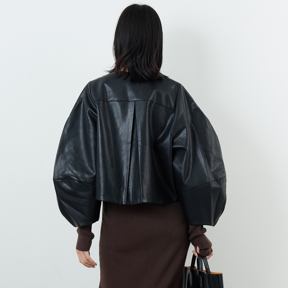 WILLFULLY [ウィルフリー] 2WAYボリュームスリーブ シンセティックレザーショートジャケット [2522-OU-16] BLACK &&モデル身長：162cm 着用サイズ：F&&