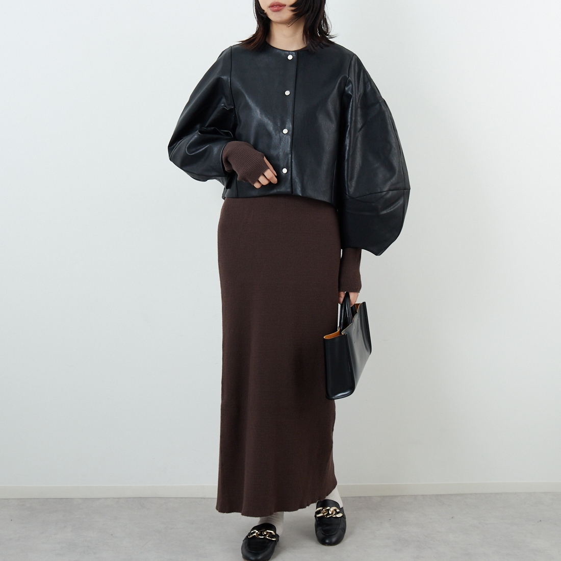 WILLFULLY [ウィルフリー] 2WAYボリュームスリーブ シンセティックレザーショートジャケット [2522-OU-16] BLACK &&モデル身長：162cm 着用サイズ：F&&