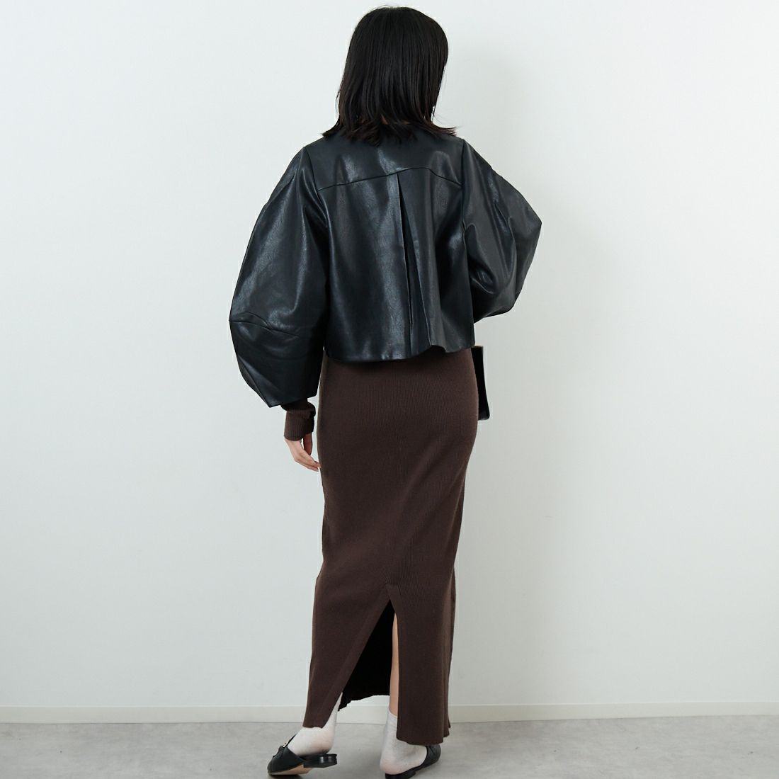 WILLFULLY [ウィルフリー] 2WAYボリュームスリーブ シンセティックレザーショートジャケット [2522-OU-16] BLACK &&モデル身長：162cm 着用サイズ：F&&