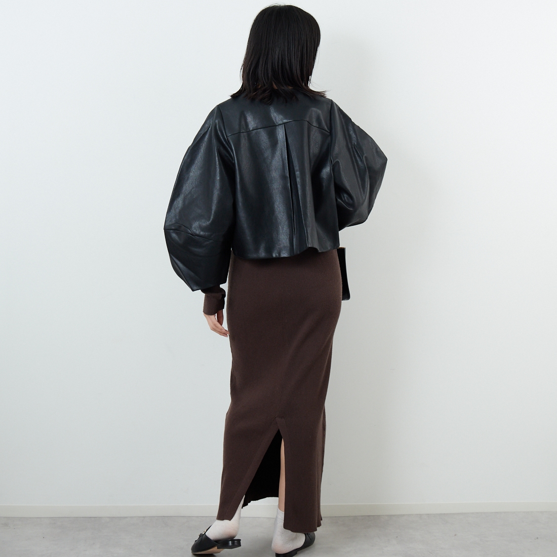 WILLFULLY [ウィルフリー] 2WAYボリュームスリーブ シンセティックレザーショートジャケット [2522-OU-16] BLACK &&モデル身長：162cm 着用サイズ：F&&