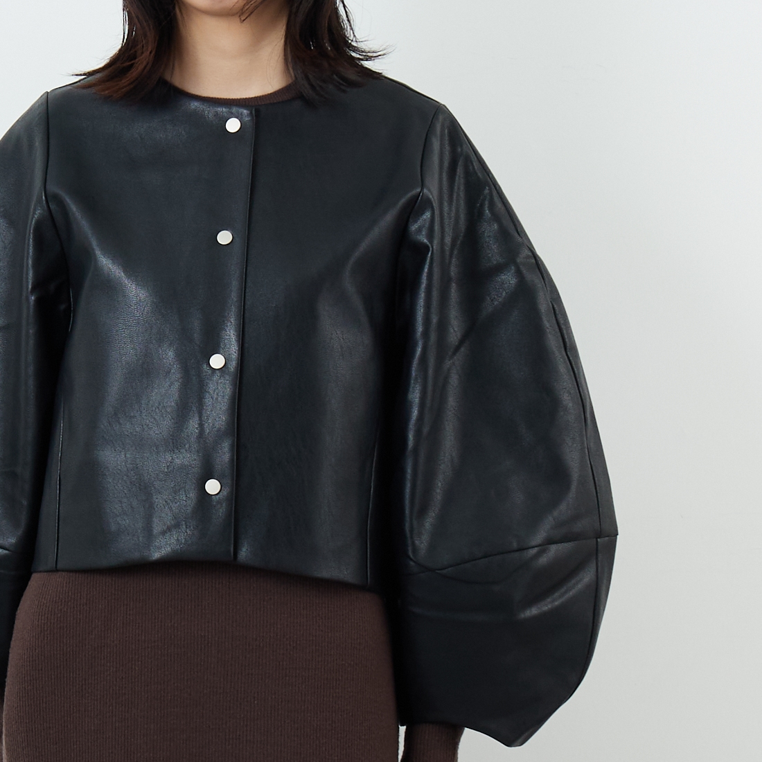 WILLFULLY [ウィルフリー] 2WAYボリュームスリーブ シンセティックレザーショートジャケット [2522-OU-16] BLACK &&モデル身長：162cm 着用サイズ：F&&