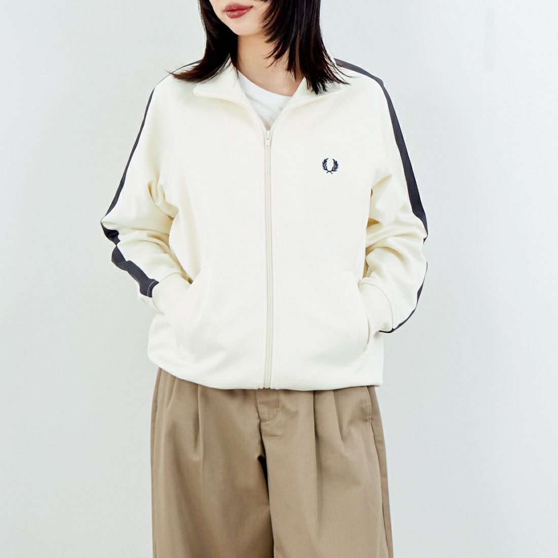 FRED PERRY [フレッドペリー] 別注 配色ライン トラックジャケット [FPM-25A-029JF] ECRU/ANCHO &&モデル身長：162cm 着用サイズ：S&&