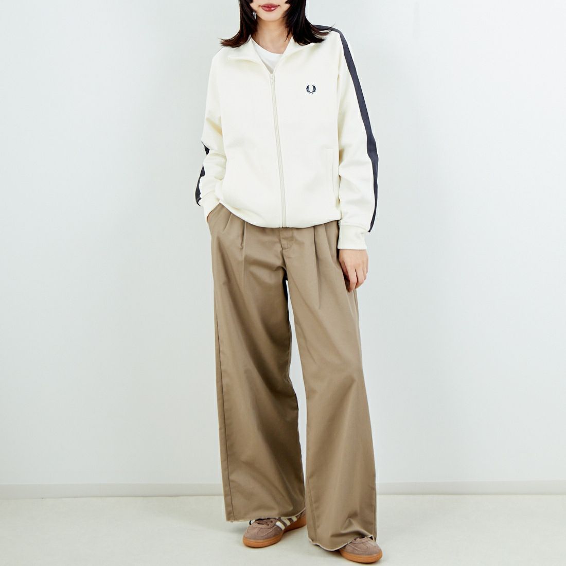 FRED PERRY [フレッドペリー] 別注 配色ライン トラックジャケット [FPM-25A-029JF] ECRU/ANCHO &&モデル身長：162cm 着用サイズ：S&&