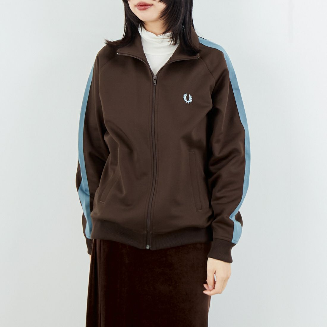 FRED PERRY [フレッドペリー] 別注 配色ライン トラックジャケット [FPM-25A-029JF] BURNT TOBA &&モデル身長：162cm 着用サイズ：S&&