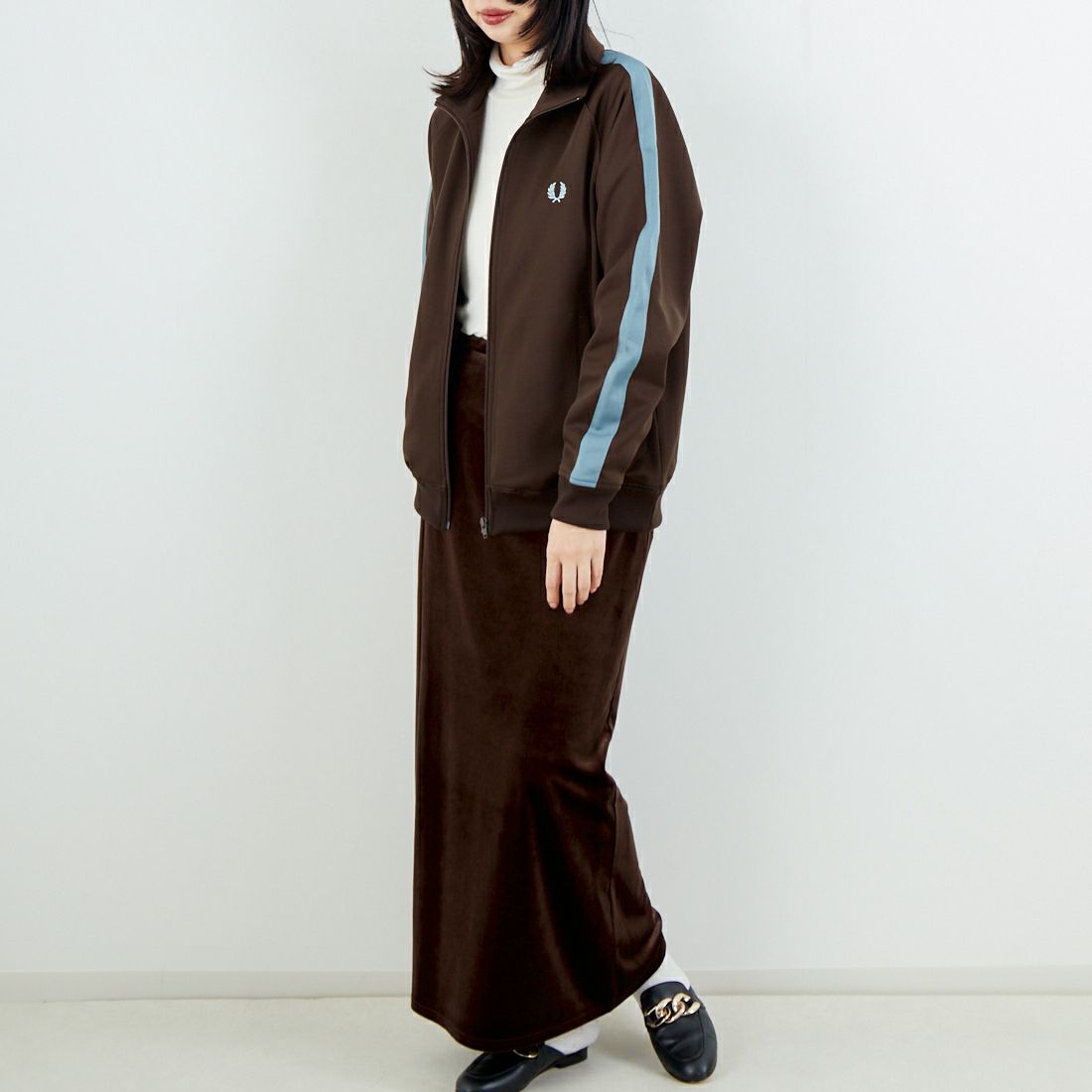 FRED PERRY [フレッドペリー] 別注 配色ライン トラックジャケット [FPM-25A-029JF] BURNT TOBA &&モデル身長：162cm 着用サイズ：S&&
