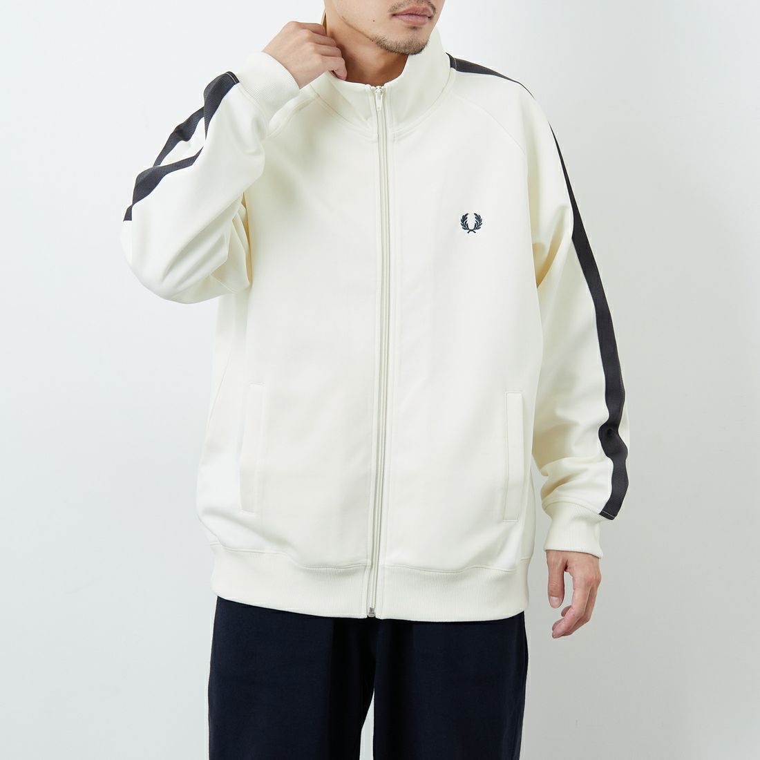 FRED PERRY [フレッドペリー] 別注 配色ライン トラックジャケット [FPM-25A-029JF] ECRU/ANCHO &&モデル身長：168cm 着用サイズ：L&&