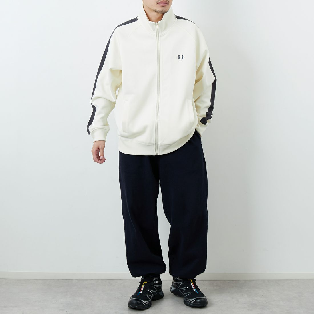 FRED PERRY [フレッドペリー] 別注 配色ライン トラックジャケット [FPM-25A-029JF] ECRU/ANCHO &&モデル身長：168cm 着用サイズ：L&&