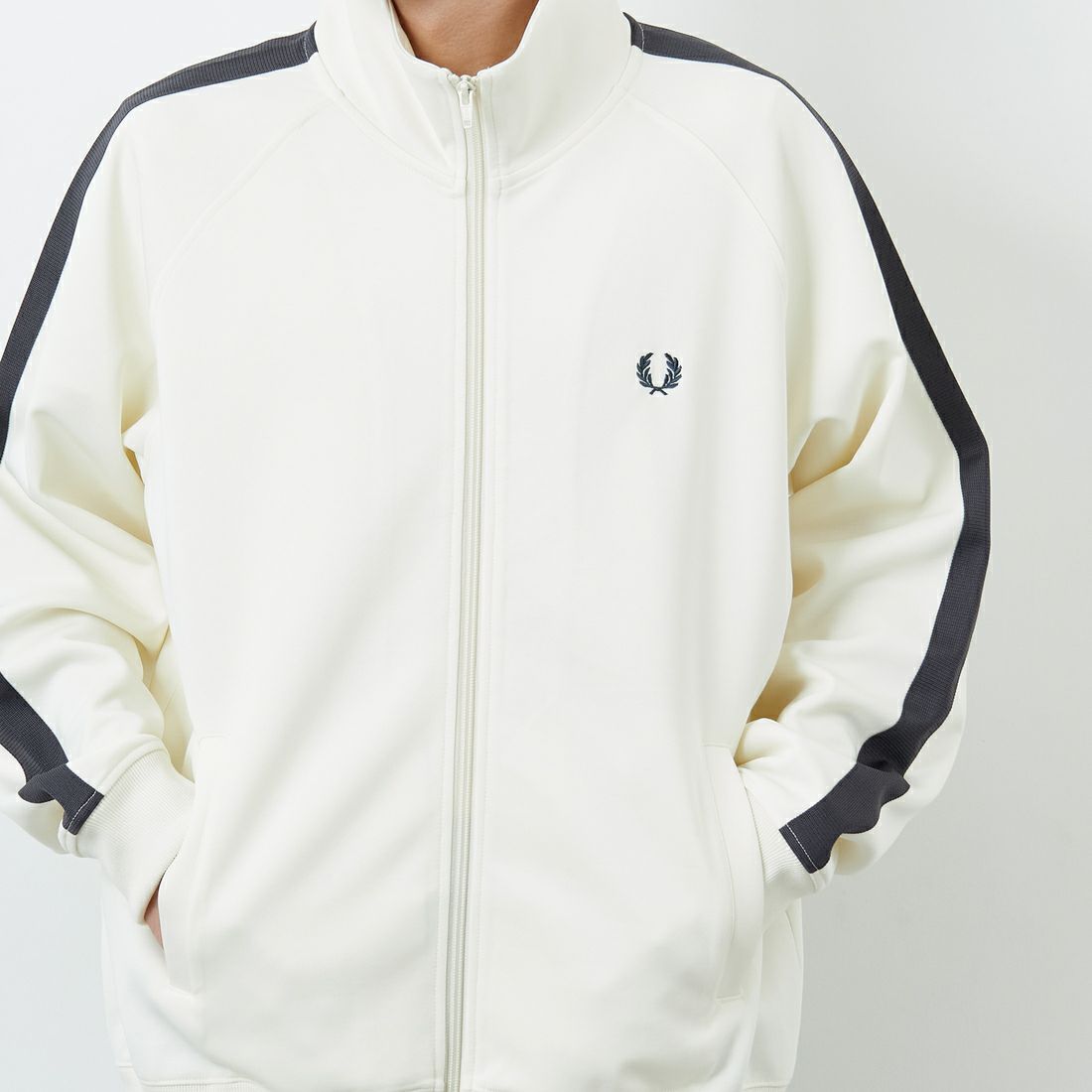 FRED PERRY [フレッドペリー] 別注 配色ライン トラックジャケット [FPM-25A-029JF] ECRU/ANCHO &&モデル身長：168cm 着用サイズ：L&&