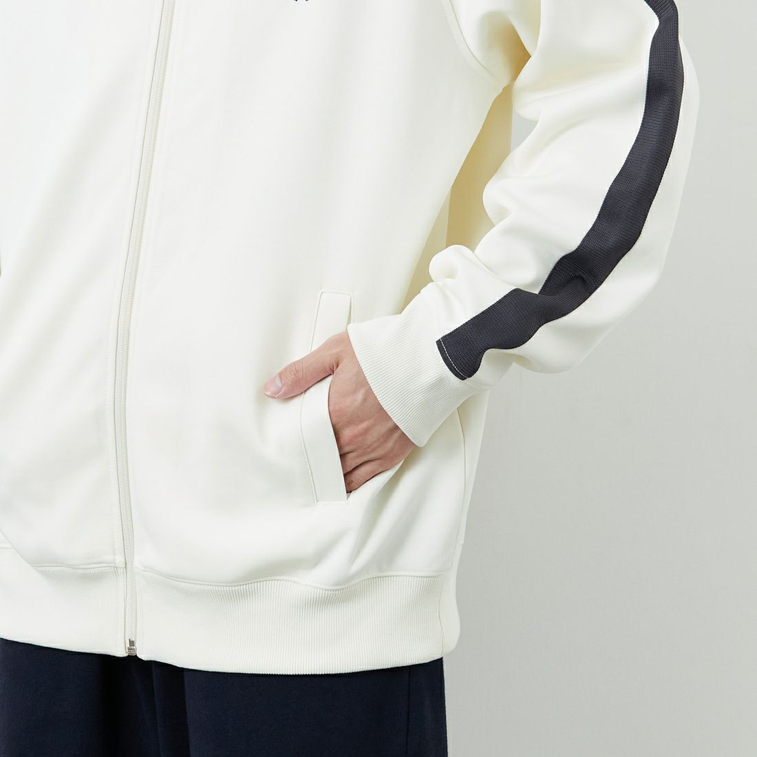 FRED PERRY [フレッドペリー] 別注 配色ライン トラックジャケット [FPM-25A-029JF] ECRU/ANCHO &&モデル身長：168cm 着用サイズ：L&&