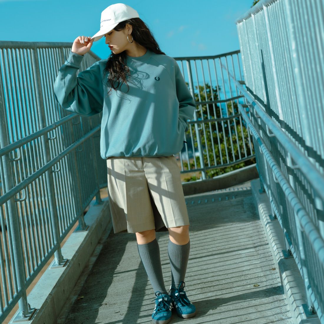 FRED PERRY [フレッドペリー] 別注 トラック クルーネックプルオーバー [FPM-25A-030JF] STOCKPORTB &&モデル身長：162cm 着用サイズ：S&&