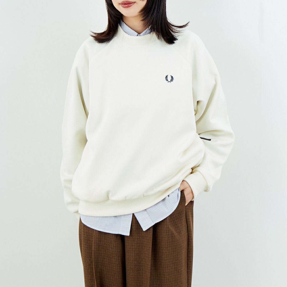 FRED PERRY [フレッドペリー] 別注 トラック クルーネックプルオーバー [FPM-25A-030JF] ECRU/ANCHO &&モデル身長：162cm 着用サイズ：S&&