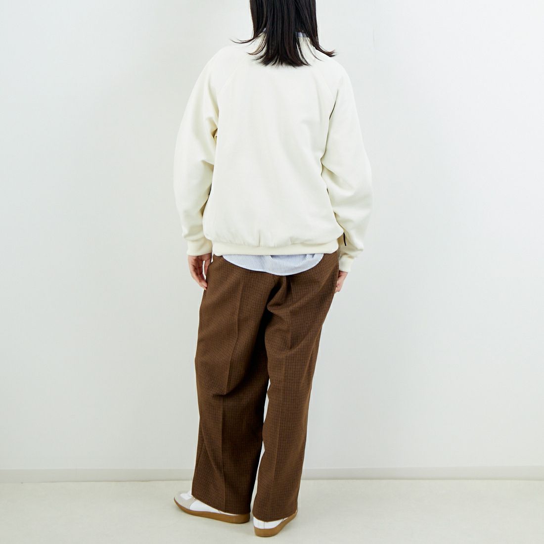 FRED PERRY [フレッドペリー] 別注 トラック クルーネックプルオーバー [FPM-25A-030JF] ECRU/ANCHO &&モデル身長：162cm 着用サイズ：S&&