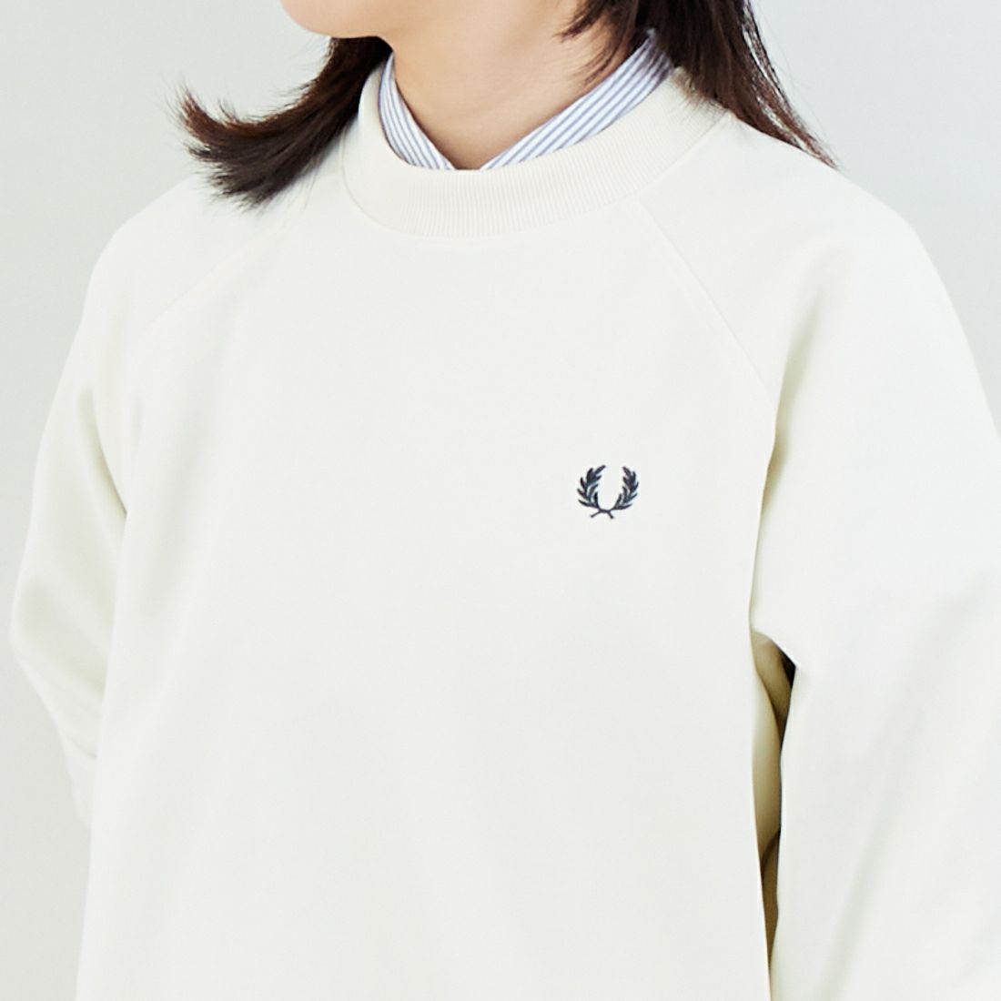 FRED PERRY [フレッドペリー] 別注 トラック クルーネックプルオーバー [FPM-25A-030JF] ECRU/ANCHO &&モデル身長：162cm 着用サイズ：S&&