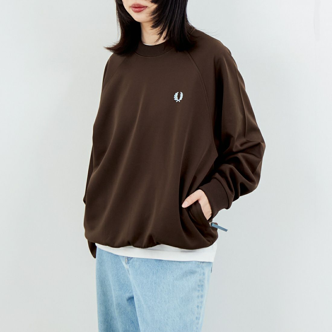 FRED PERRY [フレッドペリー] 別注 トラック クルーネックプルオーバー [FPM-25A-030JF] BURNT TOBA &&モデル身長：162cm 着用サイズ：S&&