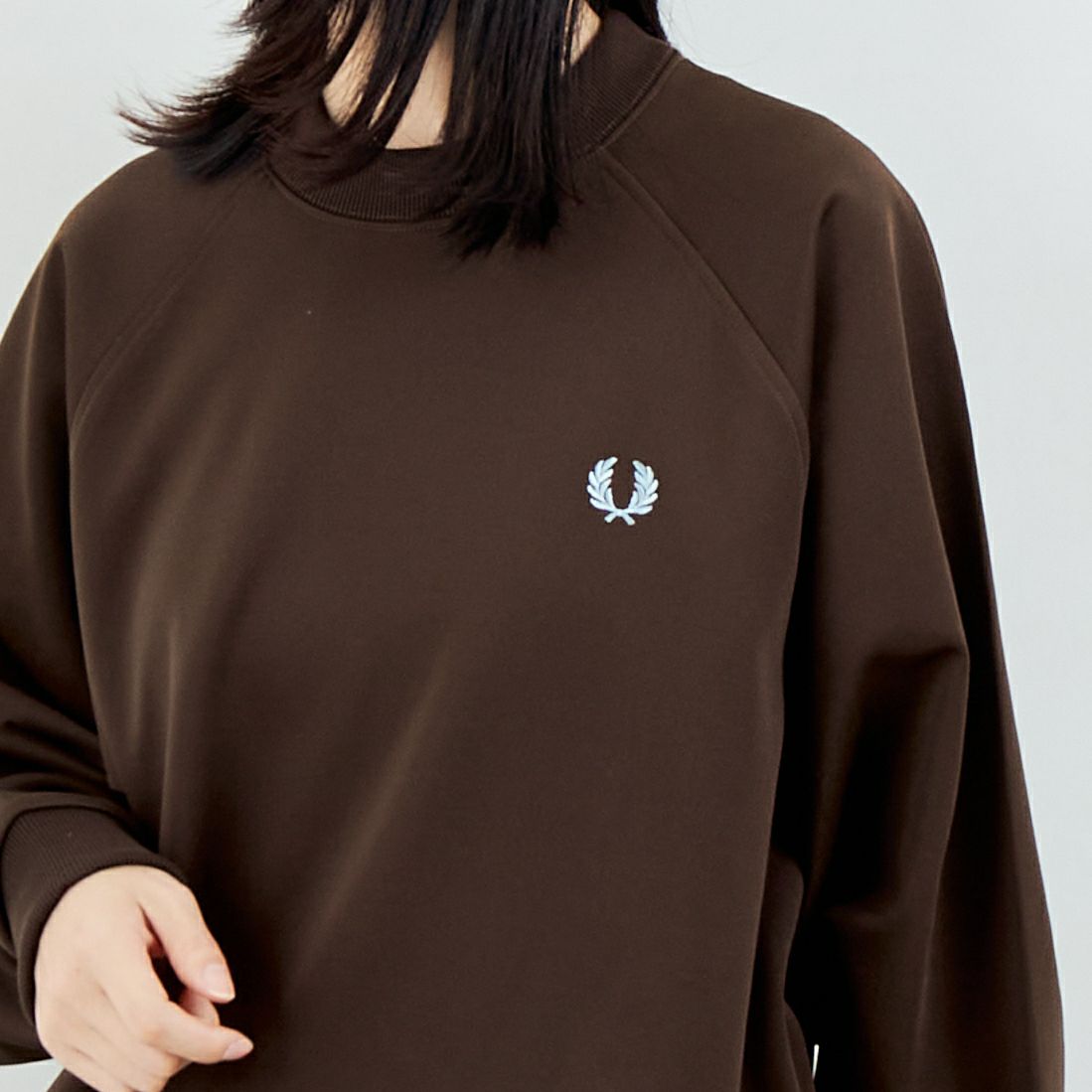 FRED PERRY [フレッドペリー] 別注 トラック クルーネックプルオーバー [FPM-25A-030JF] BURNT TOBA &&モデル身長：162cm 着用サイズ：S&&