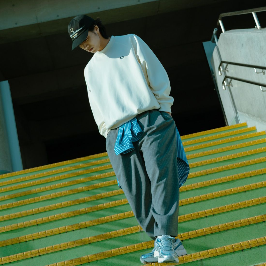 FRED PERRY [フレッドペリー] 別注 トラック クルーネックプルオーバー [FPM-25A-030JF] ECRU/ANCHO &&モデル身長：179cm 着用サイズ：L&&