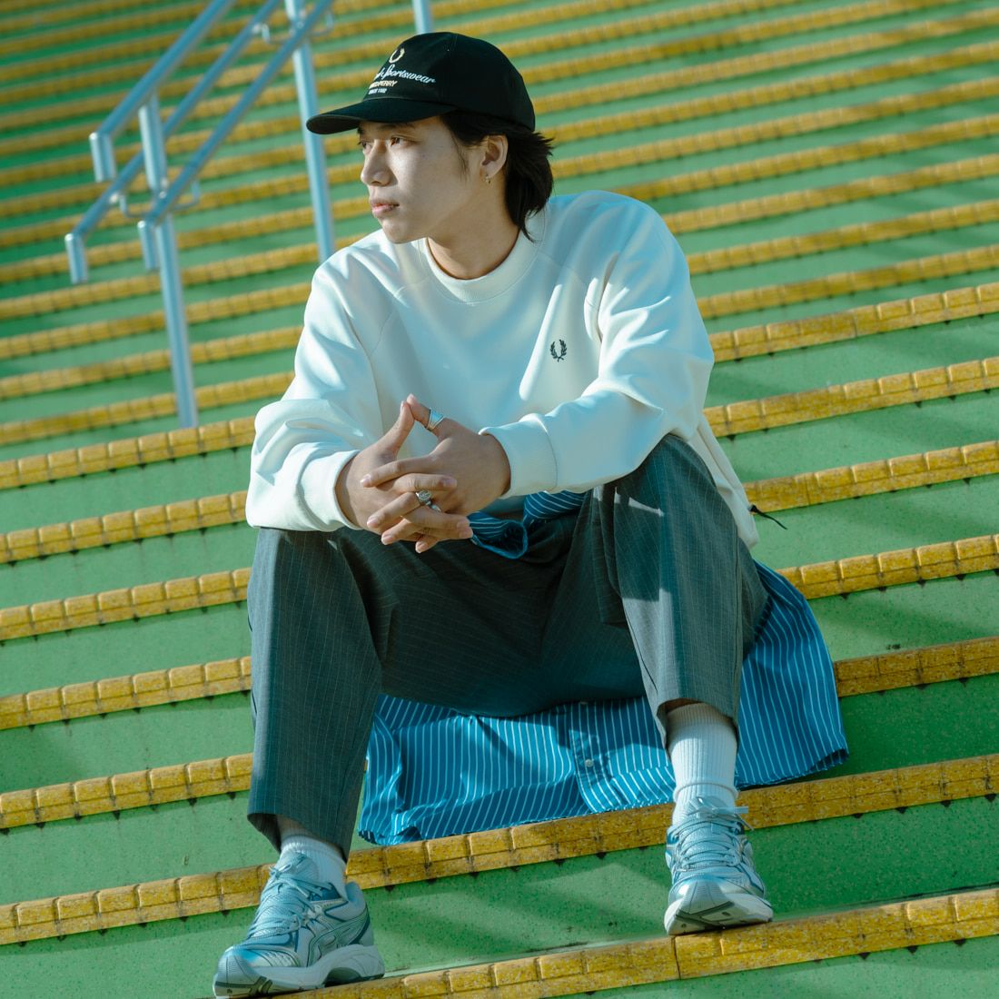 FRED PERRY [フレッドペリー] 別注 トラック クルーネックプルオーバー [FPM-25A-030JF] ECRU/ANCHO &&モデル身長：179cm 着用サイズ：L&&