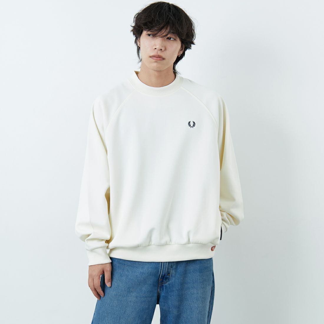 FRED PERRY [フレッドペリー] 別注 トラック クルーネックプルオーバー [FPM-25A-030JF] ECRU/ANCHO &&モデル身長：179cm 着用サイズ：L&&