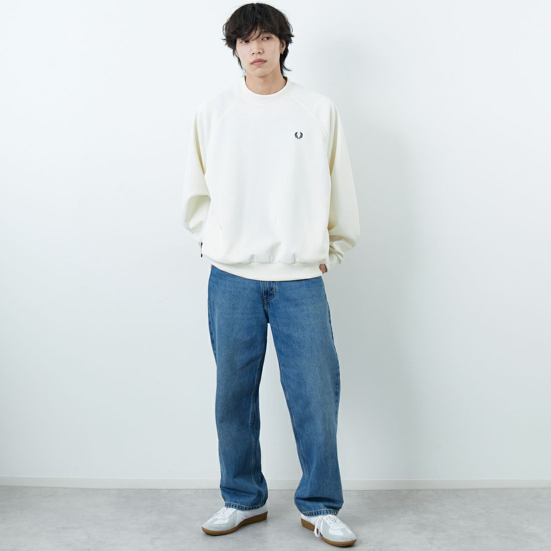 FRED PERRY [フレッドペリー] 別注 トラック クルーネックプルオーバー [FPM-25A-030JF] ECRU/ANCHO &&モデル身長：179cm 着用サイズ：L&&