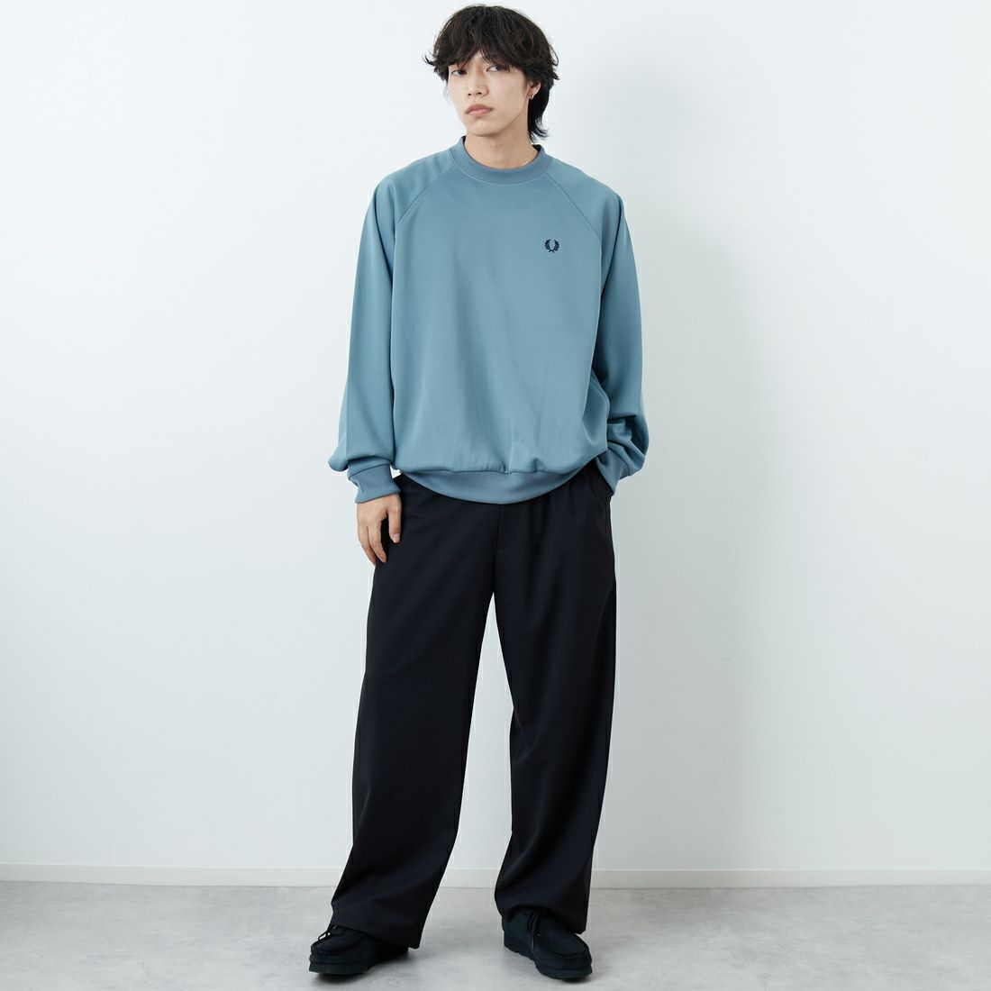 FRED PERRY [フレッドペリー] 別注 トラック クルーネックプルオーバー [FPM-25A-030JF] STOCKPORTB &&モデル身長：179cm 着用サイズ：L&&