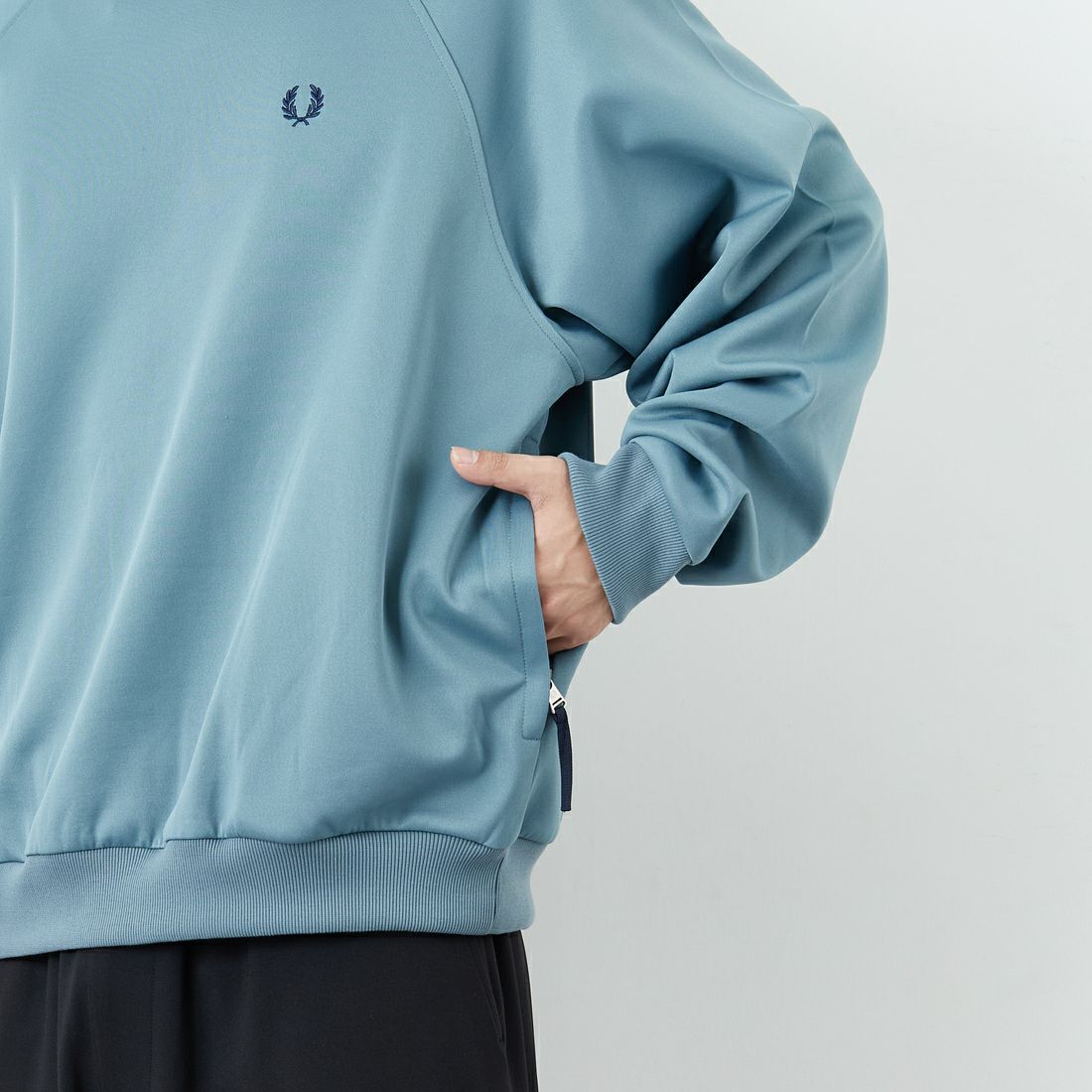 FRED PERRY [フレッドペリー] 別注 トラック クルーネックプルオーバー [FPM-25A-030JF] STOCKPORTB &&モデル身長：179cm 着用サイズ：L&&