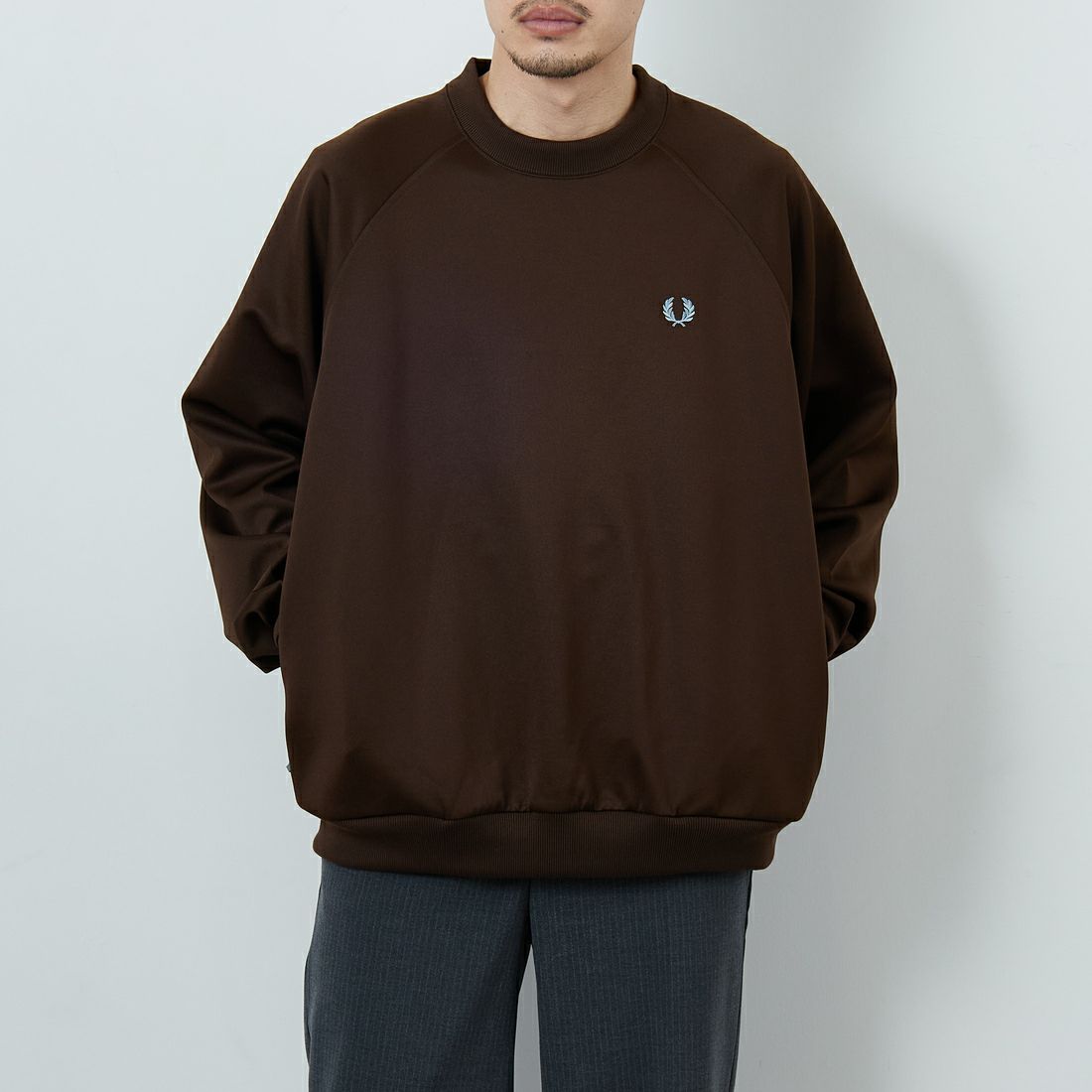 FRED PERRY [フレッドペリー] 別注 トラック クルーネックプルオーバー [FPM-25A-030JF] BURNT TOBA &&モデル身長：168cm 着用サイズ：L&&