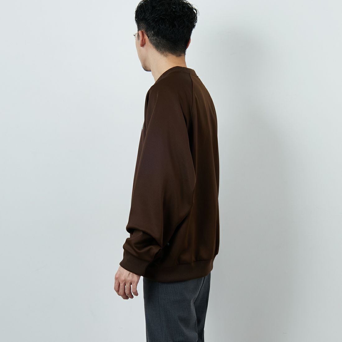 FRED PERRY [フレッドペリー] 別注 トラック クルーネックプルオーバー [FPM-25A-030JF] BURNT TOBA &&モデル身長：168cm 着用サイズ：L&&