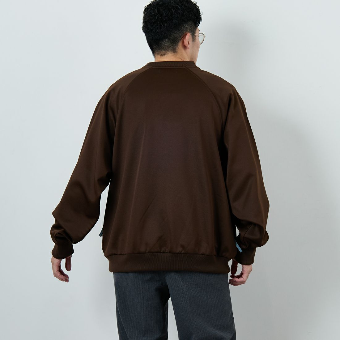 FRED PERRY [フレッドペリー] 別注 トラック クルーネックプルオーバー [FPM-25A-030JF] BURNT TOBA &&モデル身長：168cm 着用サイズ：L&&