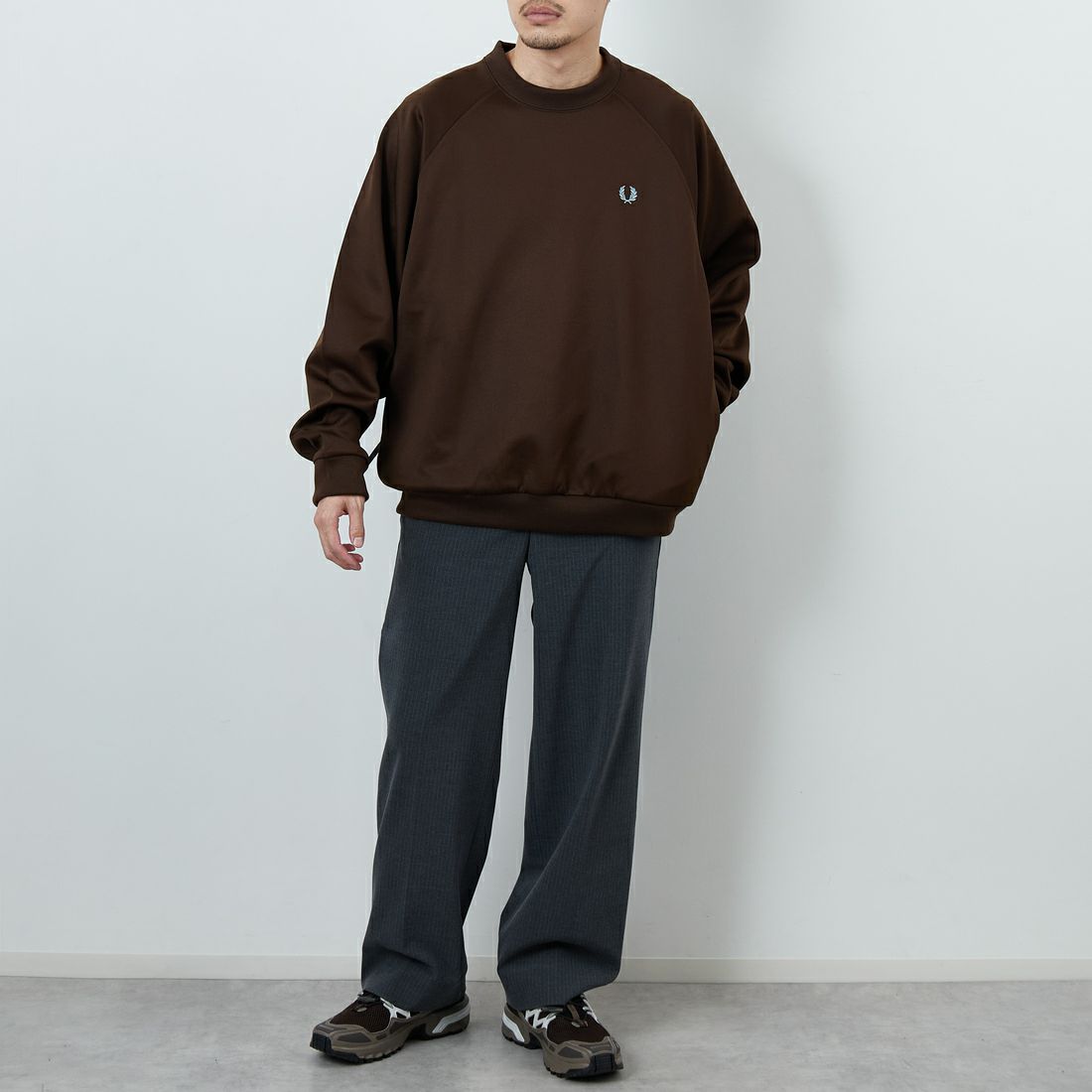 FRED PERRY [フレッドペリー] 別注 トラック クルーネックプルオーバー [FPM-25A-030JF] BURNT TOBA &&モデル身長：168cm 着用サイズ：L&&