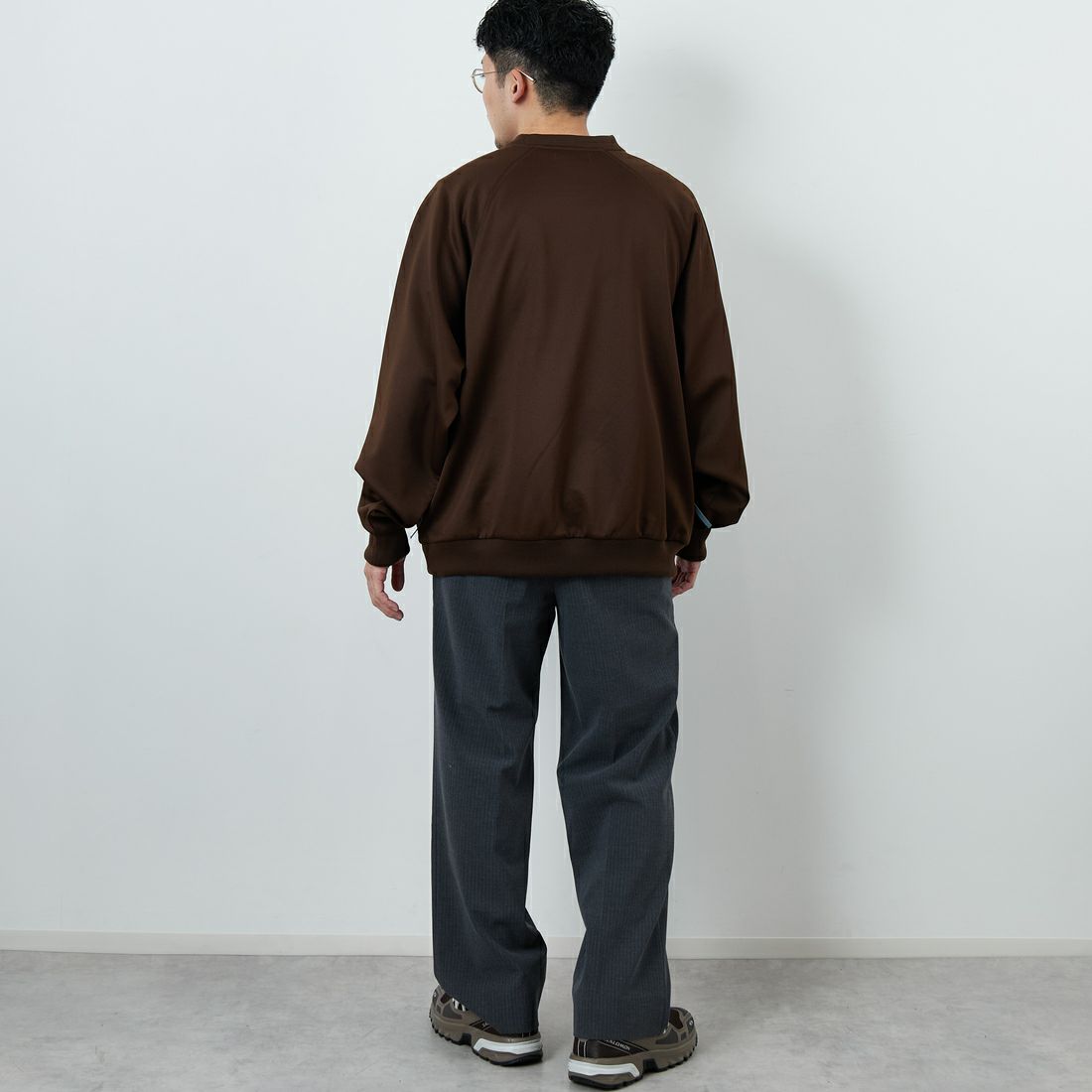 FRED PERRY [フレッドペリー] 別注 トラック クルーネックプルオーバー [FPM-25A-030JF] BURNT TOBA &&モデル身長：168cm 着用サイズ：L&&