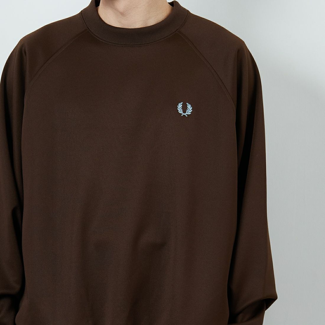 FRED PERRY [フレッドペリー] 別注 トラック クルーネックプルオーバー [FPM-25A-030JF] BURNT TOBA &&モデル身長：168cm 着用サイズ：L&&