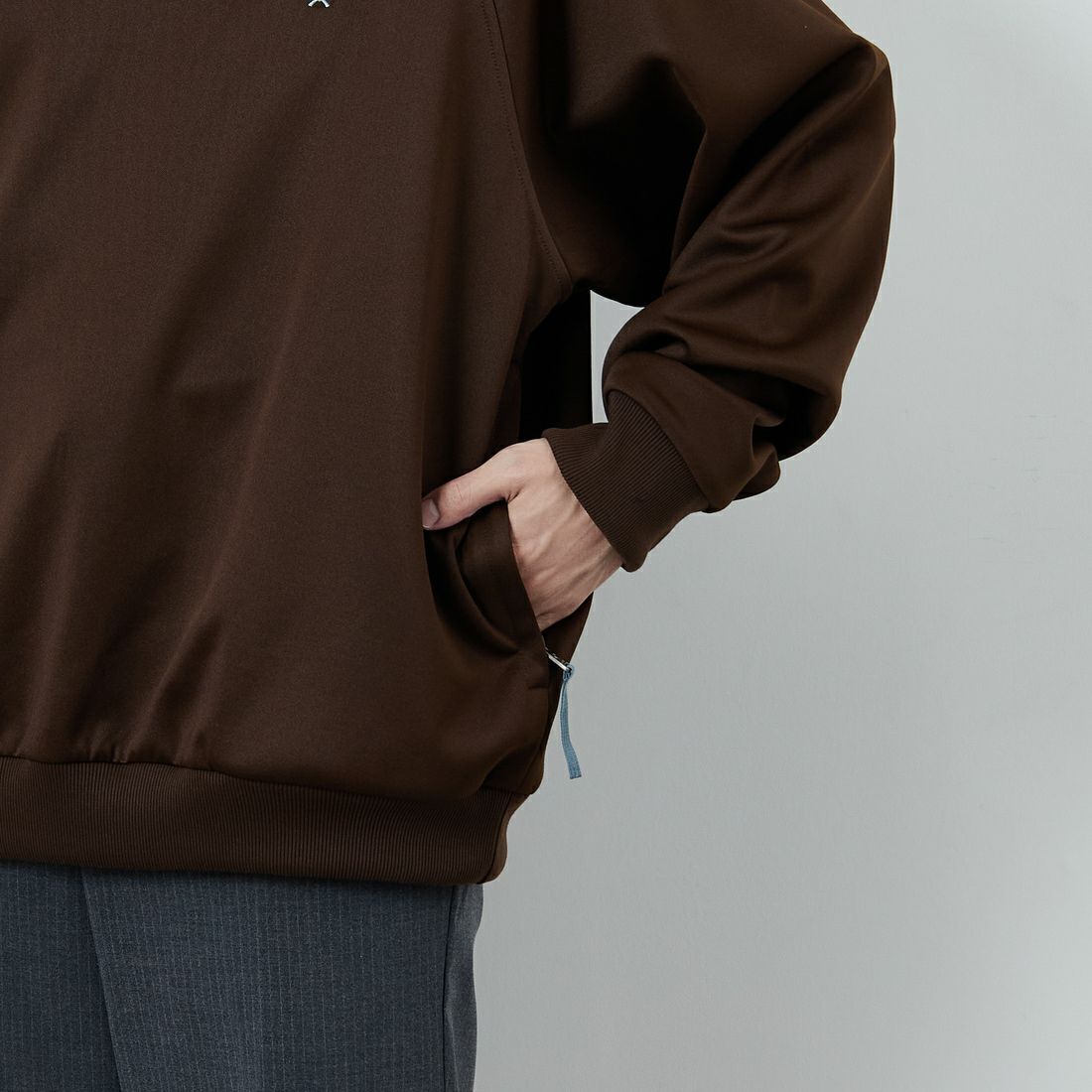 FRED PERRY [フレッドペリー] 別注 トラック クルーネックプルオーバー [FPM-25A-030JF] BURNT TOBA &&モデル身長：168cm 着用サイズ：L&&