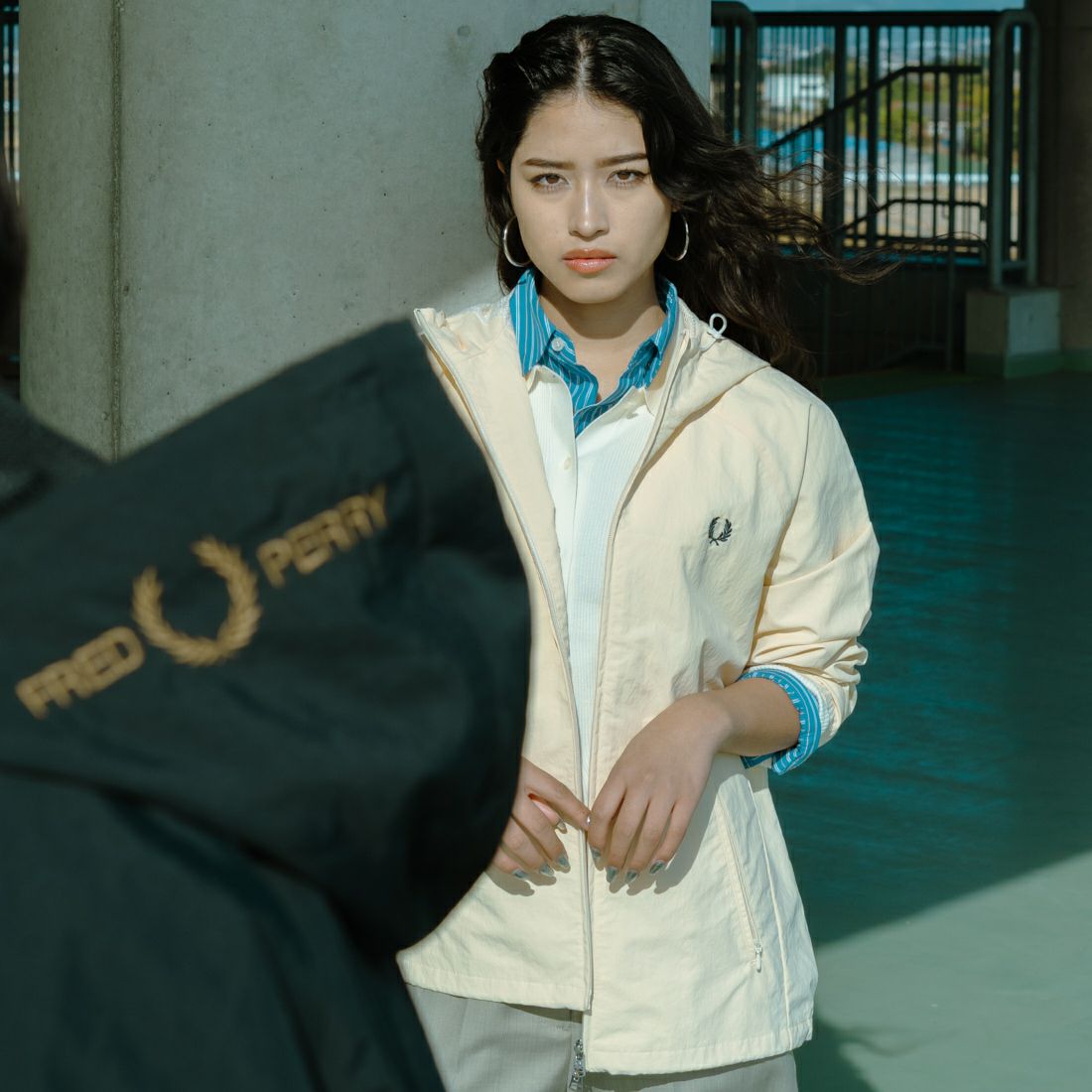 FRED PERRY [フレッドペリー] 別注 フード刺繍 ナイロンシェルジャケット [FPM-25A-031JF] ECRU/ANCHO &&モデル身長：162cm 着用サイズ：S&&