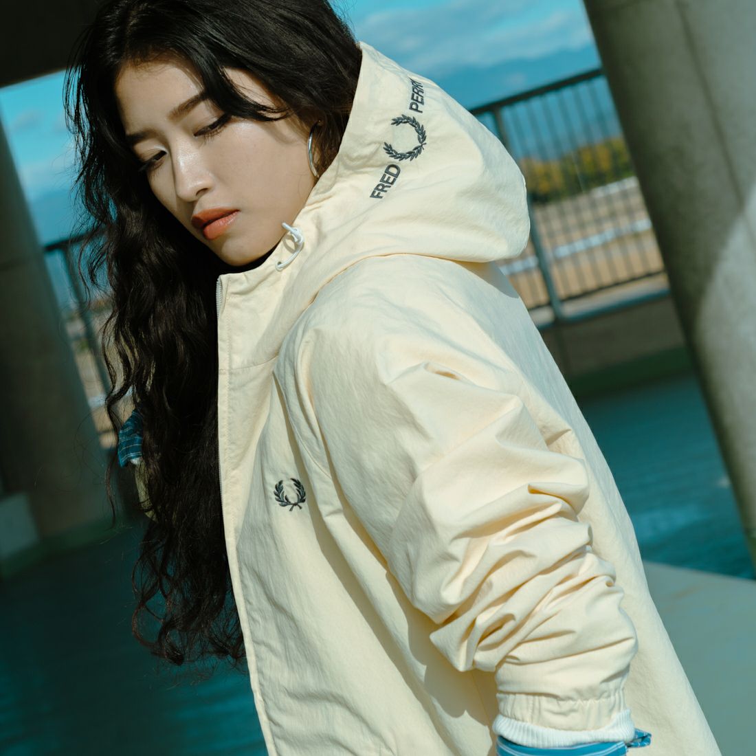 FRED PERRY [フレッドペリー] 別注 フード刺繍 ナイロンシェルジャケット [FPM-25A-031JF] ECRU/ANCHO &&モデル身長：162cm 着用サイズ：S&&