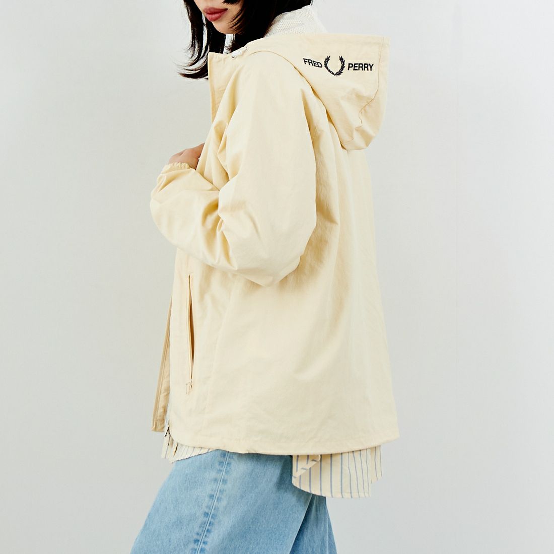 FRED PERRY [フレッドペリー] 別注 フード刺繍 ナイロンシェルジャケット [FPM-25A-031JF] ECRU/ANCHO &&モデル身長：162cm 着用サイズ：S&&