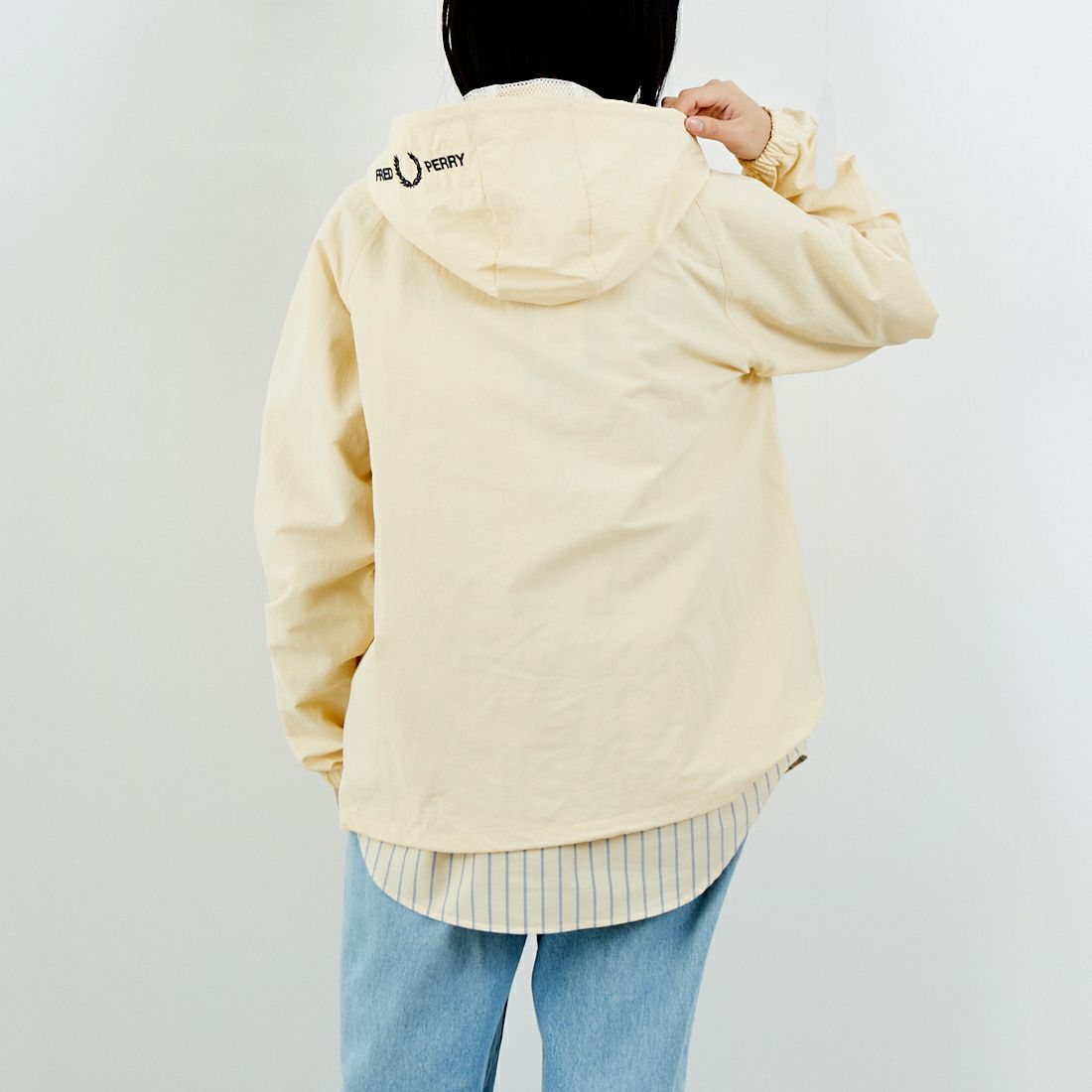 FRED PERRY [フレッドペリー] 別注 フード刺繍 ナイロンシェルジャケット [FPM-25A-031JF] ECRU/ANCHO &&モデル身長：162cm 着用サイズ：S&&